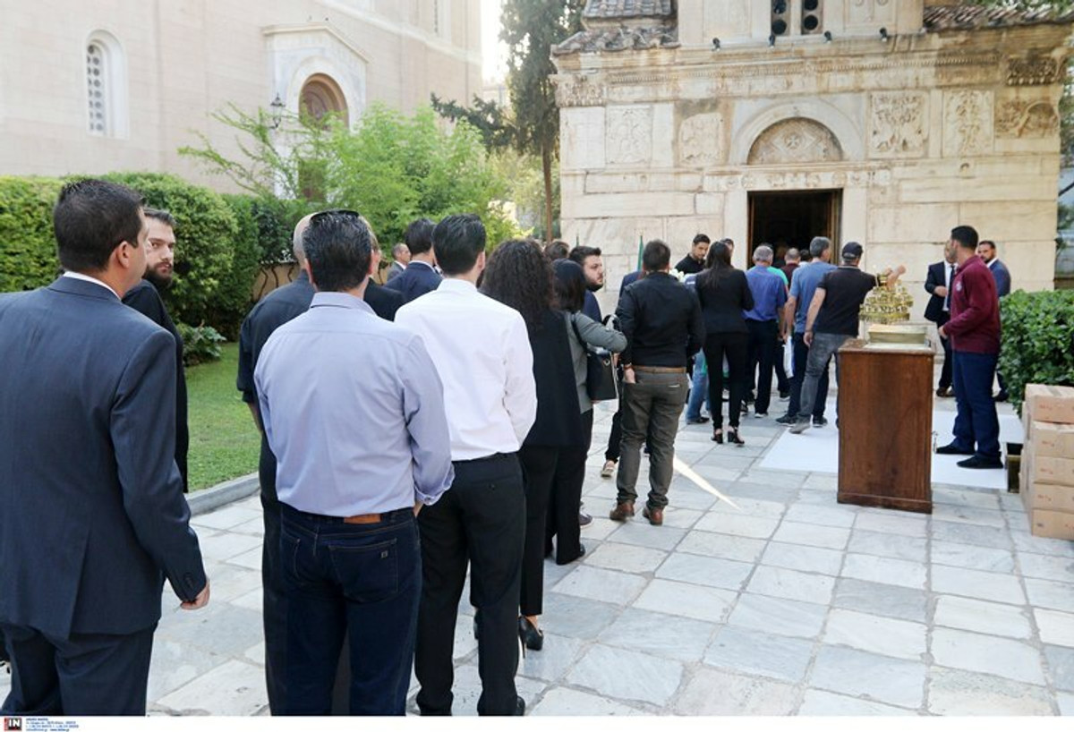 Χιλιάδες κόσμου στη Μητρόπολη για το αντίο στον Παύλο Γιαννακόπουλο (gallery)