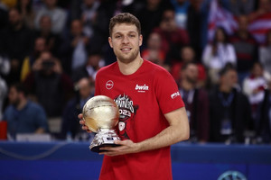 H βράβευση του MVP Βεζένκοφ και του πρώτου σκόρερ Πίτερς (vids)