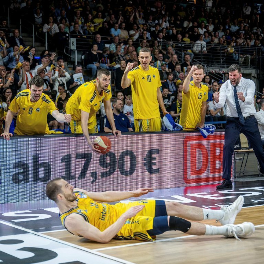 Στους τελικούς η Άλμπα 97-84 και 3-2 την Κέμνιτς με ρεσιτάλ Ματ Τόμας (video)