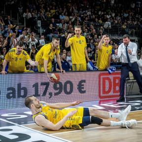 Στους τελικούς η Άλμπα 97-84 και 3-2 την Κέμνιτς με ρεσιτάλ Ματ Τόμας (video)