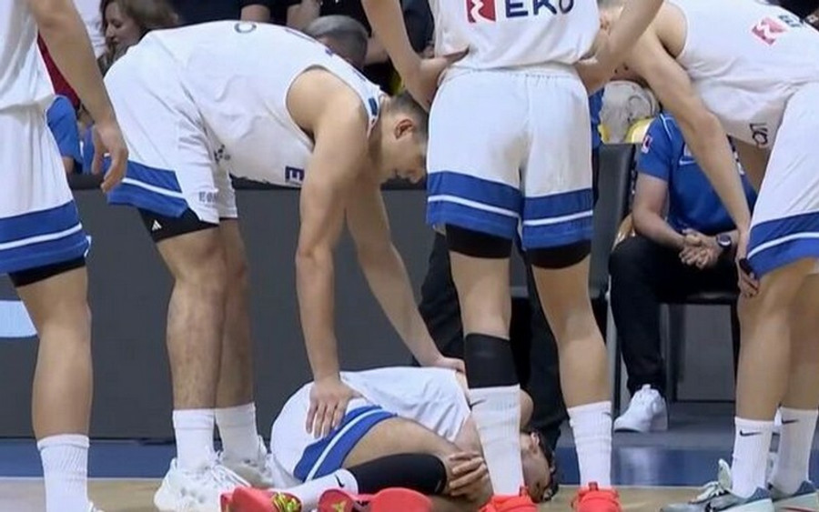Σαμοντούροβ: Αποχώρησε υποβασταζόμενος, αλλά επανήλθε στον μικρό τελικό (vid)