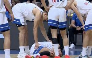 Σαμοντούροβ: Αποχώρησε υποβασταζόμενος, αλλά επανήλθε στον μικρό τελικό (vid)