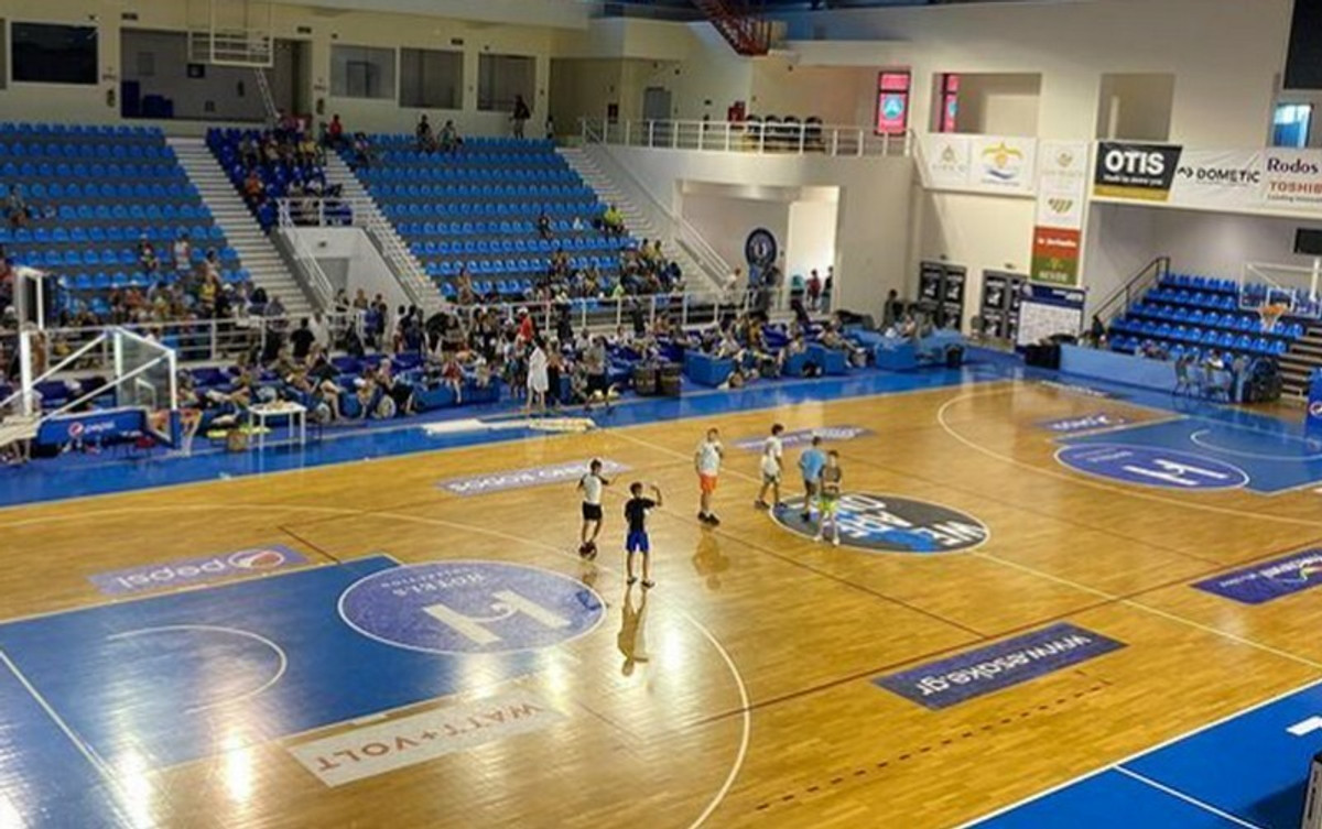 Ρόδος: Πυρόπληκτοι τουρίστες στο κλειστό της Καλλιθέας (pic)