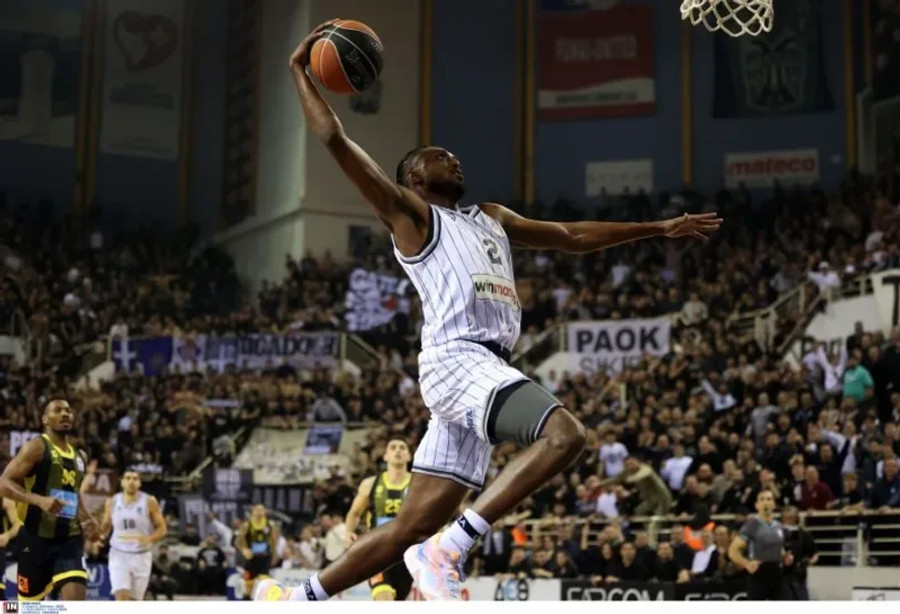 Το κάρφωμα του Χέντερσον στην κορυφή του Top-10 της GBL (vid)