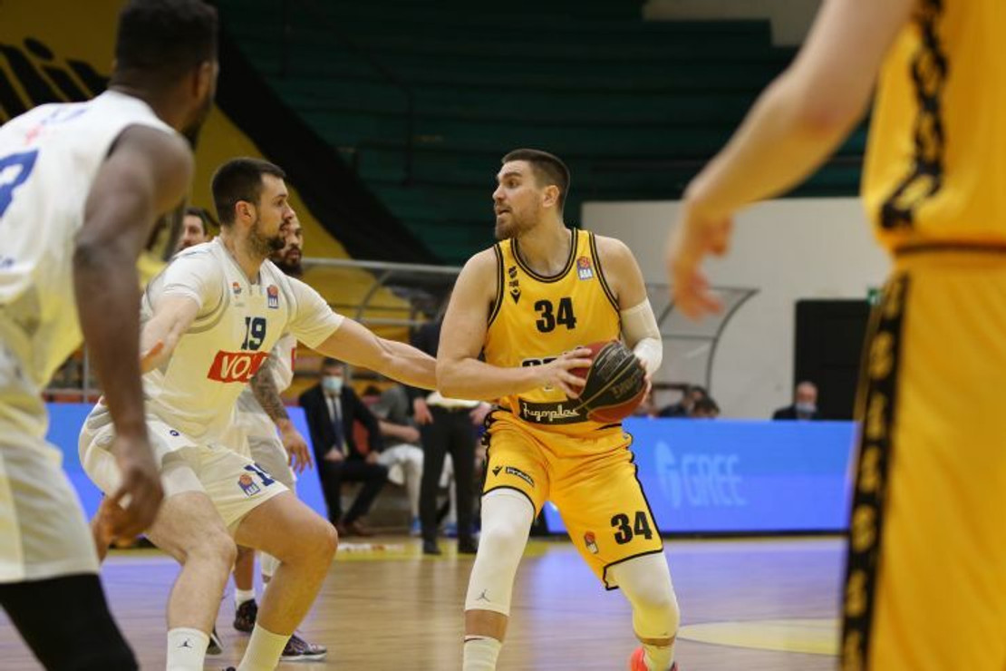 Τον Κροάτη σέντερ Μάριν Μάριτς απέκτησε η Λάρισα
