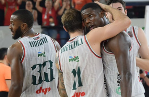 BSL: Δεν αστειεύεται η Καρσίγιακα, 86-81 την Τουρκ Τέλεκομ και 2-1 (vids)