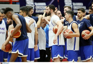 Η άφιξη της αποστολής της Εθνικής στο κλειστό Νεάπολης Λάρισας (video)