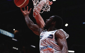 Lega Basket: &quot;Βόμβα&quot; η Τρέντο, 85-84 στο Μιλάνο και... 0-1 (vid)