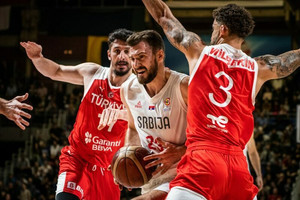 ΠΠΚ: Πήρε το &quot;θρίλερ&quot; και &quot;αγκαλιάζει&quot; την πρόκριση η Σερβία, 77-76 την Τουρκία