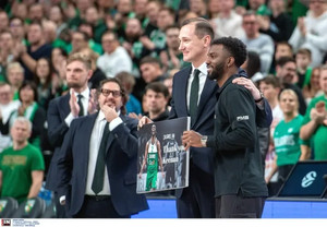 Η Ζαλγκίρις τίμησε τον Κίναν Έβανς (vid &amp; pics)