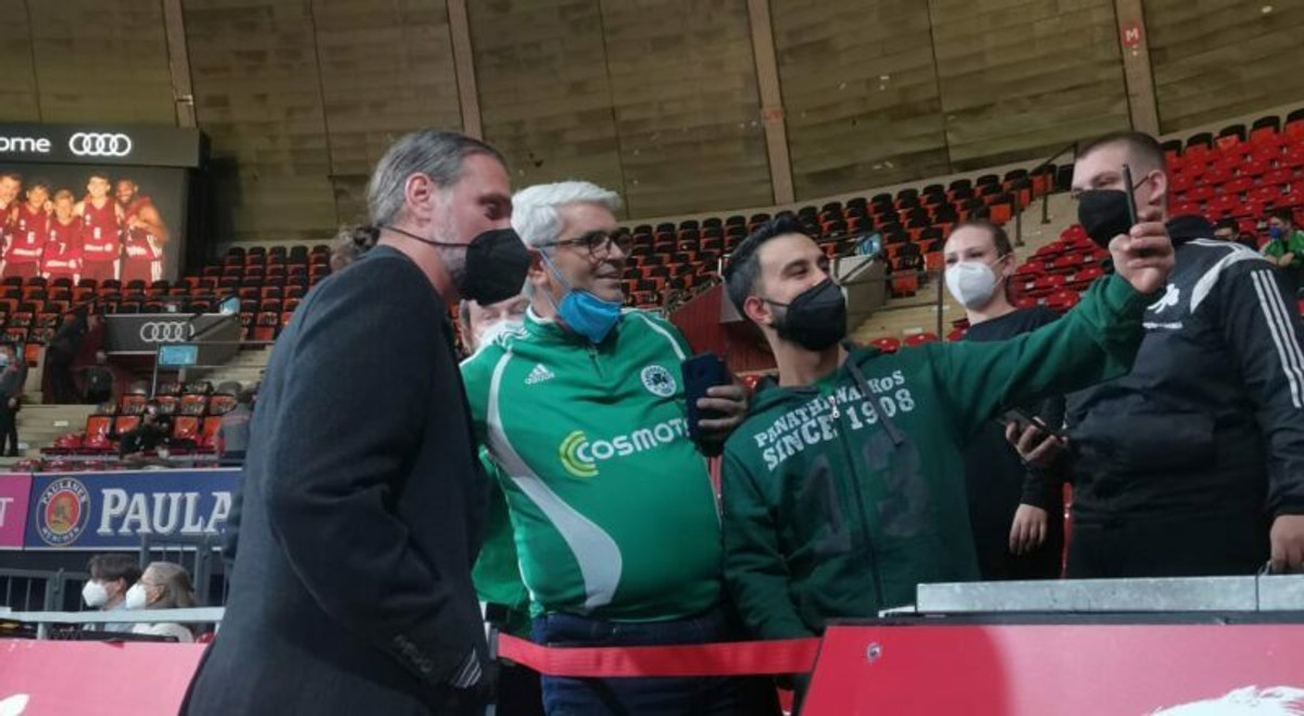 Μπάγερν-Παναθηναϊκός: Η προθέρμανση των &quot;πράσινων&quot; κι οι φωτογραφίες φιλάθλων με Αλβέρτη-Διαμαντίδη