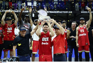 Η απονομή του τροπαίου του Super Cup στον Ολυμπιακό (vid)