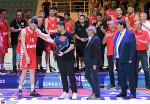 Super Cup: Με Χρήστο Μπαφέ η απονομή του τροπαίου στον Ολυμπιακό, MVP ο Φαλ (vids &amp; pics)
