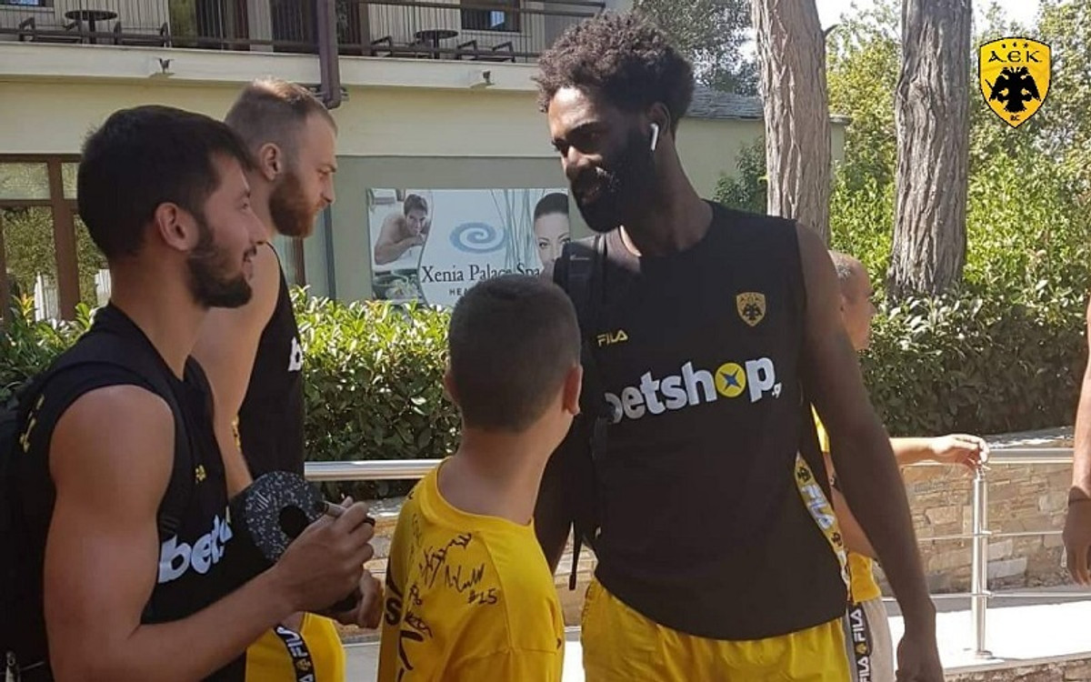 Μικρός φίλος της ΑΕΚ έκανε 200 χιλιόμετρα για να δει την ομάδα του (pics)