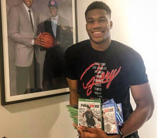 Αγκαλιά με τα ΝΒΑ2Κ19 ο Giannis! (pic)