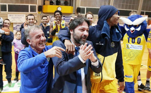 Η τούρτα έκπληξη του Λαυρίου στα γενέθλια του Χρήστου Σερέλη (video)