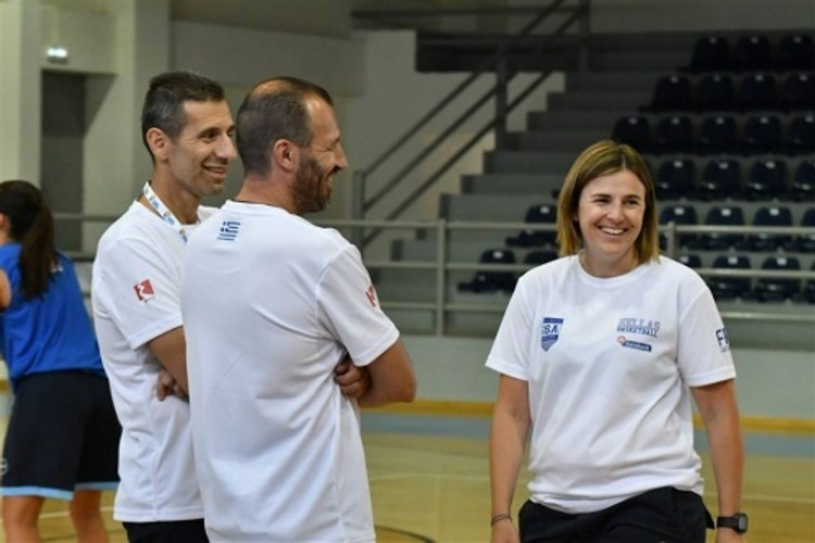 Η Ελένη Καφαντάρη αναλύει τη Γαλλία