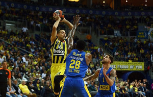 Ο Σλούκας λύγισε τον Σφαιρόπουλο με 78-75 στην εκπνοή! (videos)