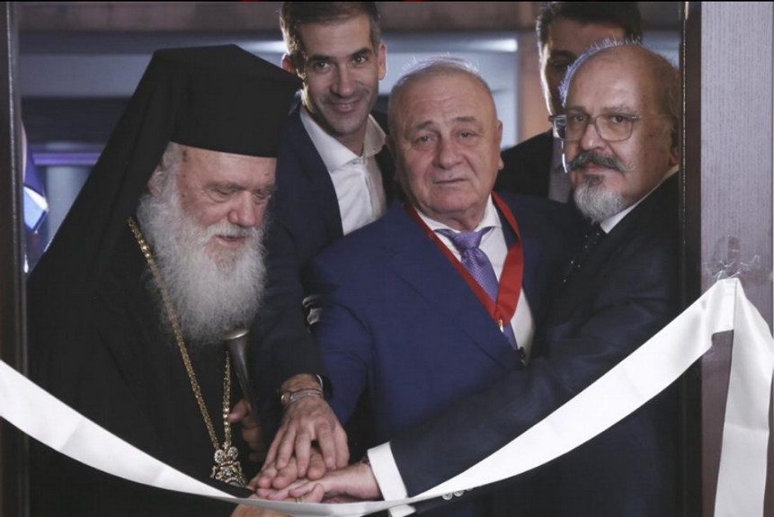 Ύψιστη τιμή στον Παντελή Μπούμπουρα από τον Αρχιεπίσκοπο για τη μεγάλη προσφορά του!