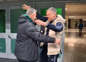 Επική ατάκα Σάρας σε Κοντό: &quot;Πού είσαι βρε παππού;&quot; (vid)