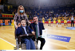 Άρης-Παναθηναϊκός: Η συγκινητική βράβευση του Δημήτρη Πρίφτη (video)