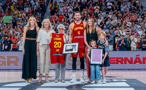 Ρούντι: Το standing ovation στην τελευταία του παράσταση στην Ισπανία (video)