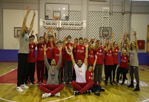 Το ανανεωμένο &#039;&#039;One Team&#039;&#039; του Ολυμπιακού (pics &amp; vid)