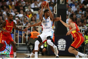 Ελλάδα-Ισπανία: Το θέαμα των Antetokounbros στο ΟΑΚΑ (vid)