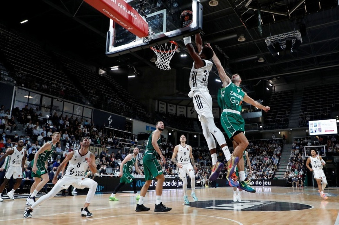 Κώστας Αντετοκούνμπο: Ντεμπούτο στη Euroleague με καρφώματα (vids)