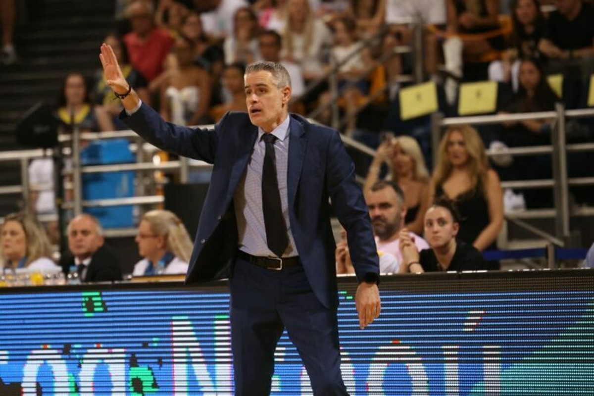 Υπόκλιση Καστρίτη σε παίκτες και φιλάθλους (vids)
