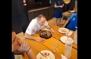 Εθνική Παίδων: Η τούρτα γενεθλίων στον coach Καλαμπόκη (video)