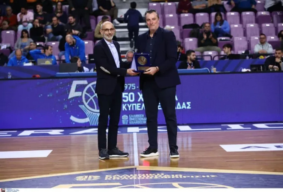 Η βράβευση του Ολυμπιακού για την παρθενική κατάκτηση του Κυπέλλου το 1976 (vid)