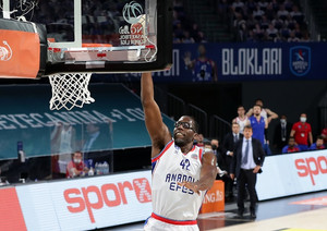 Με φόρα από την Κολωνία η Εφές διέλυσε 111-71 τη Φενέρμπαχτσε