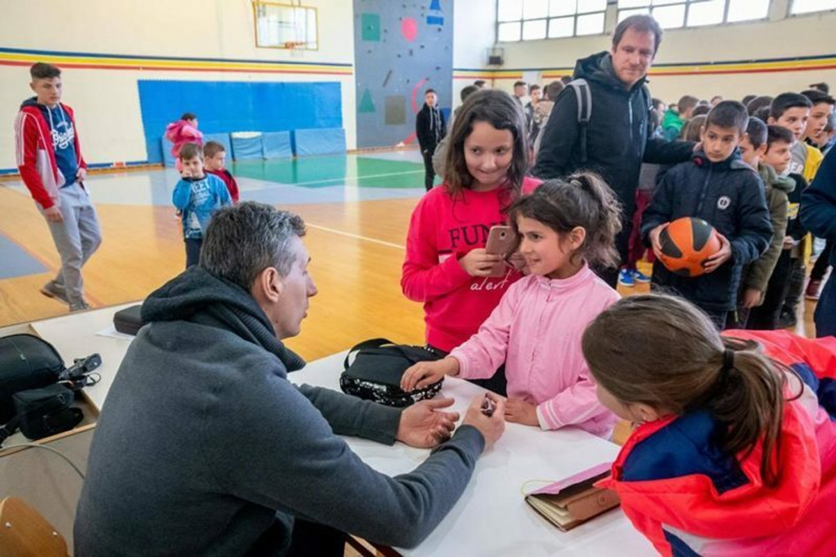 Ο Δημήτρης Διαμαντίδης στα παιδιά του Καρπενησίου (pics)