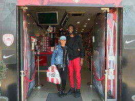 Ψώνια στο Official Store Olympiacos BC έκανε ο Γουέμπερ (pics)