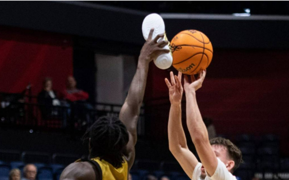 Η πρώτη τάπα με... παπούτσι έγινε σε αγώνα του NCAA! (video)