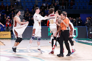 Ο Ντέι &quot;εκτέλεσε&quot; τη Βίρτους Μπολόνια, επιβλητική Αρμάνι Μιλάνο (vid)