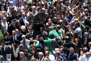 Ράγισαν κι οι πέτρες στο τελευταίο αντίο στον Παύλο Γιαννακόπουλο