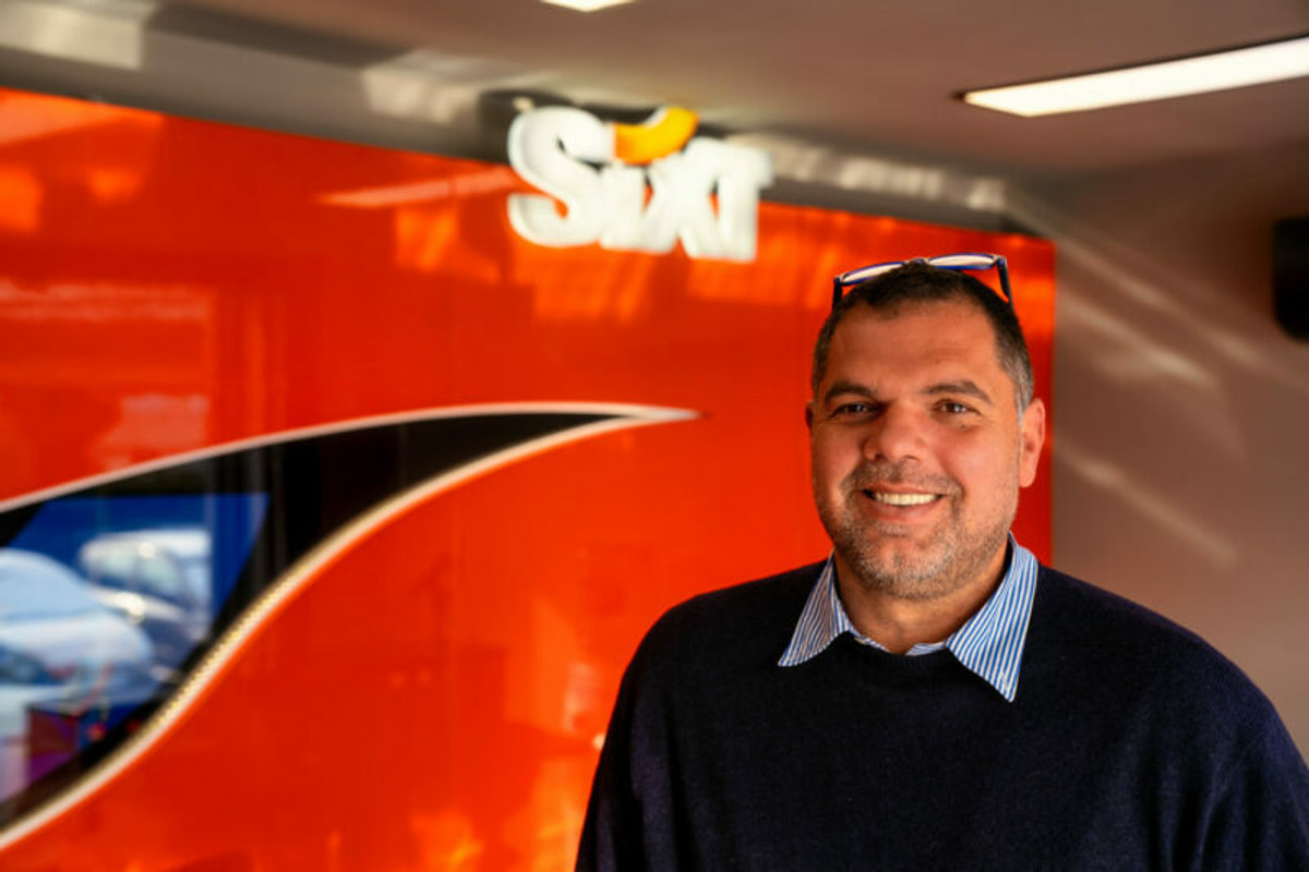 Νέα συνεργασία της SIXT με τον Δημήτρη Παπανικολάου (video)