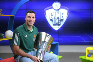 Ο Κώστας Σλούκας με το τρόπαιο της Euroleague στο ΟΠΑΠ GAME TIME (vid)