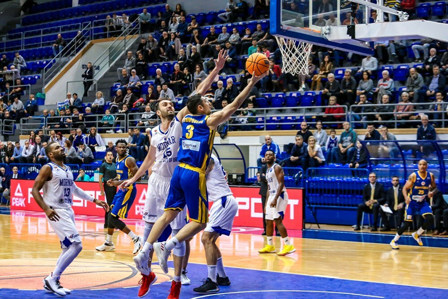 Έτσι, το Περιστέρι &#039;&#039;απέδρασε&#039;&#039; με Χάτσερ από το Μπαρ (vid)