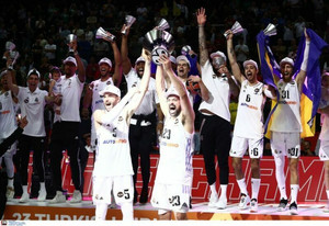 Η απονομή στη Ρεάλ Μαδρίτης και τον MVP Ταβάρες (vid &amp; pics)
