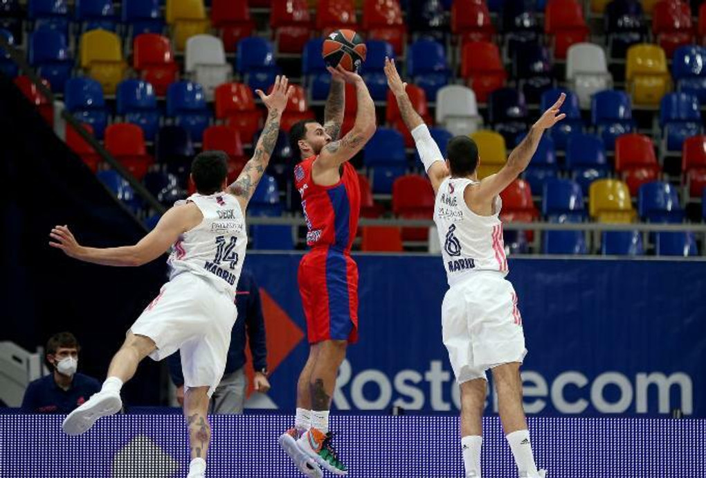 Με Τζέιμς και &quot;διπλό&quot; ΜακΚίσικ το Top-10 του πρώτου γύρου της EuroLeague (vid)