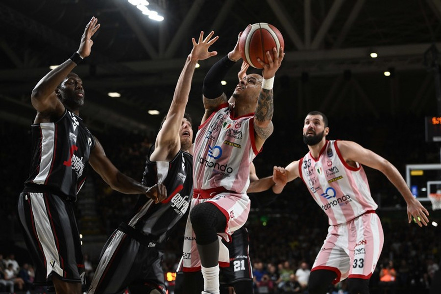 Lega Basket: Η Μιλάνο 86-75 τη Βίρτους στην Μπολόνια και 1-0 με τρομερό Σιλντς (vid)