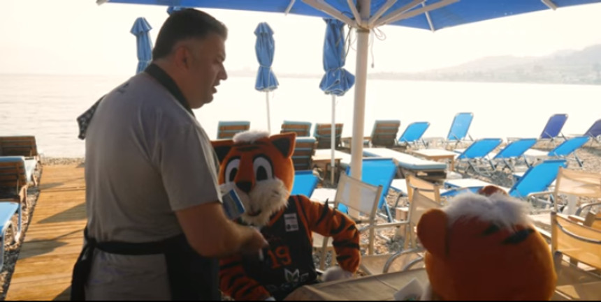 Μάκης Γιατράς: Πρωταγωνιστής στο απίθανο video του Προμηθέα στην ταβέρνα!