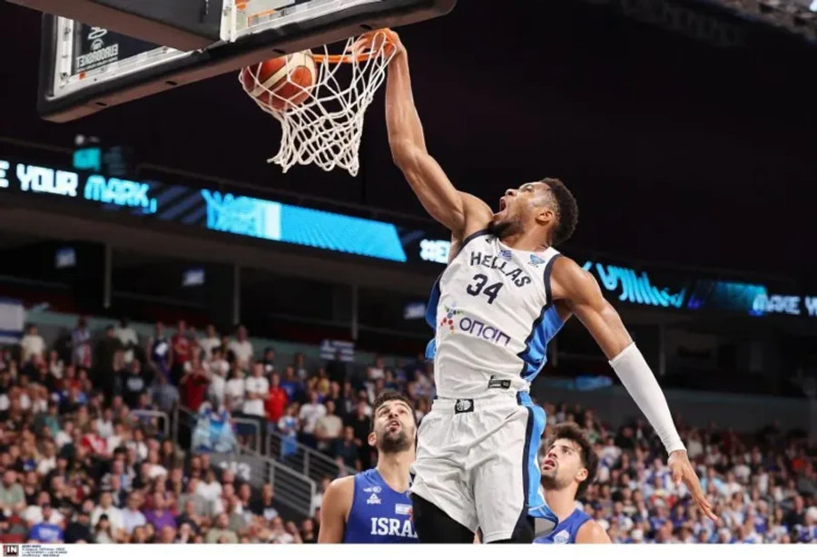 Με διαστημικό Γιάννη η Ελλάδα στους "8" του EuroBasket 84-79 το Ισραήλ