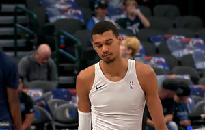 Γουεμπανιάμα: Πάτησε στο πόδι ball boy κι έχασε το παιχνίδι με το Ντάλας! (video)