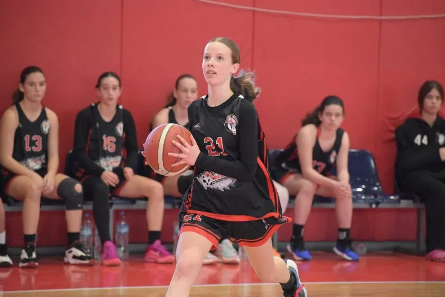 Η &quot;γλώσσα&quot; του μπάσκετ &quot;έδεσε&quot; ένα 14χρονο κορίτσι από τις ΗΠΑ με τον Προμηθέα Χαλανδρίου