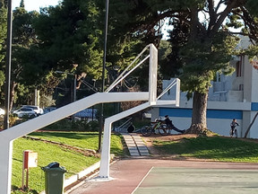 Κορονοϊός: Κι ο Δήμος Παλλήνης αφαίρεσε τα στεφάνια από τα ανοιχτά (gallery)