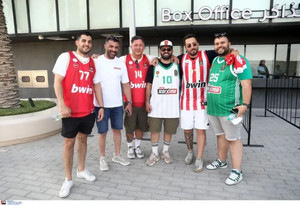 Αγκαλιασμένοι φίλαθλοι του Παναθηναϊκού και του Ολυμπιακού στο Άμπου Ντάμπι (gallery)